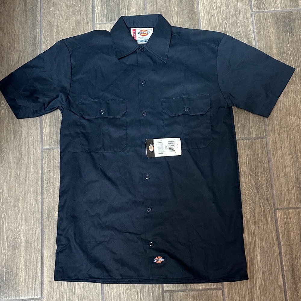 Dickies Men's Navy Short Sleeve Button Down Shirt, Size Small. NWT